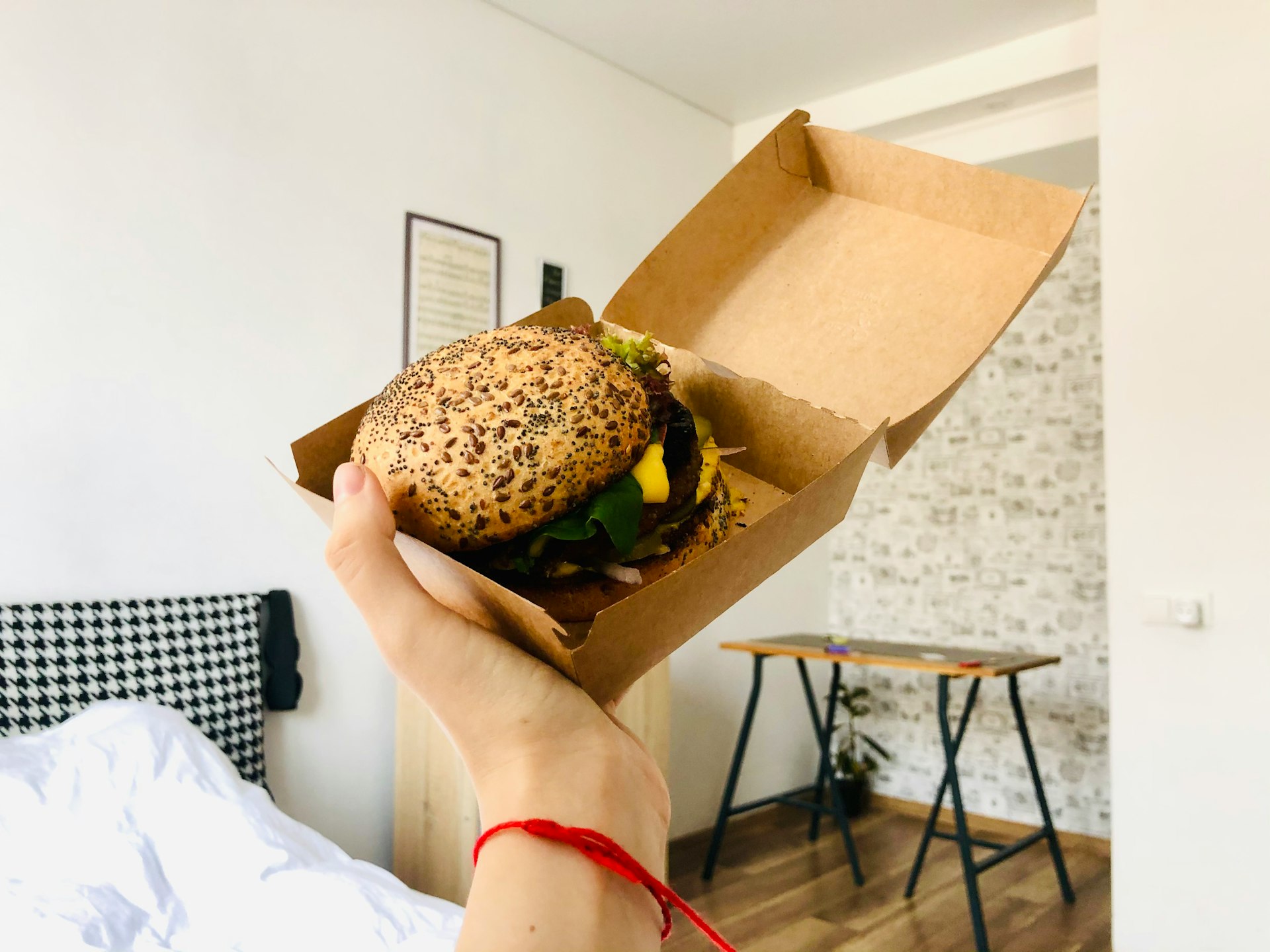 una hamburguesa de una dark kitchen local en Ecuador